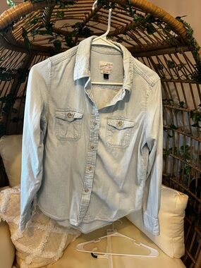 Universal Thread Light Blue Denim Button-Up Shirt